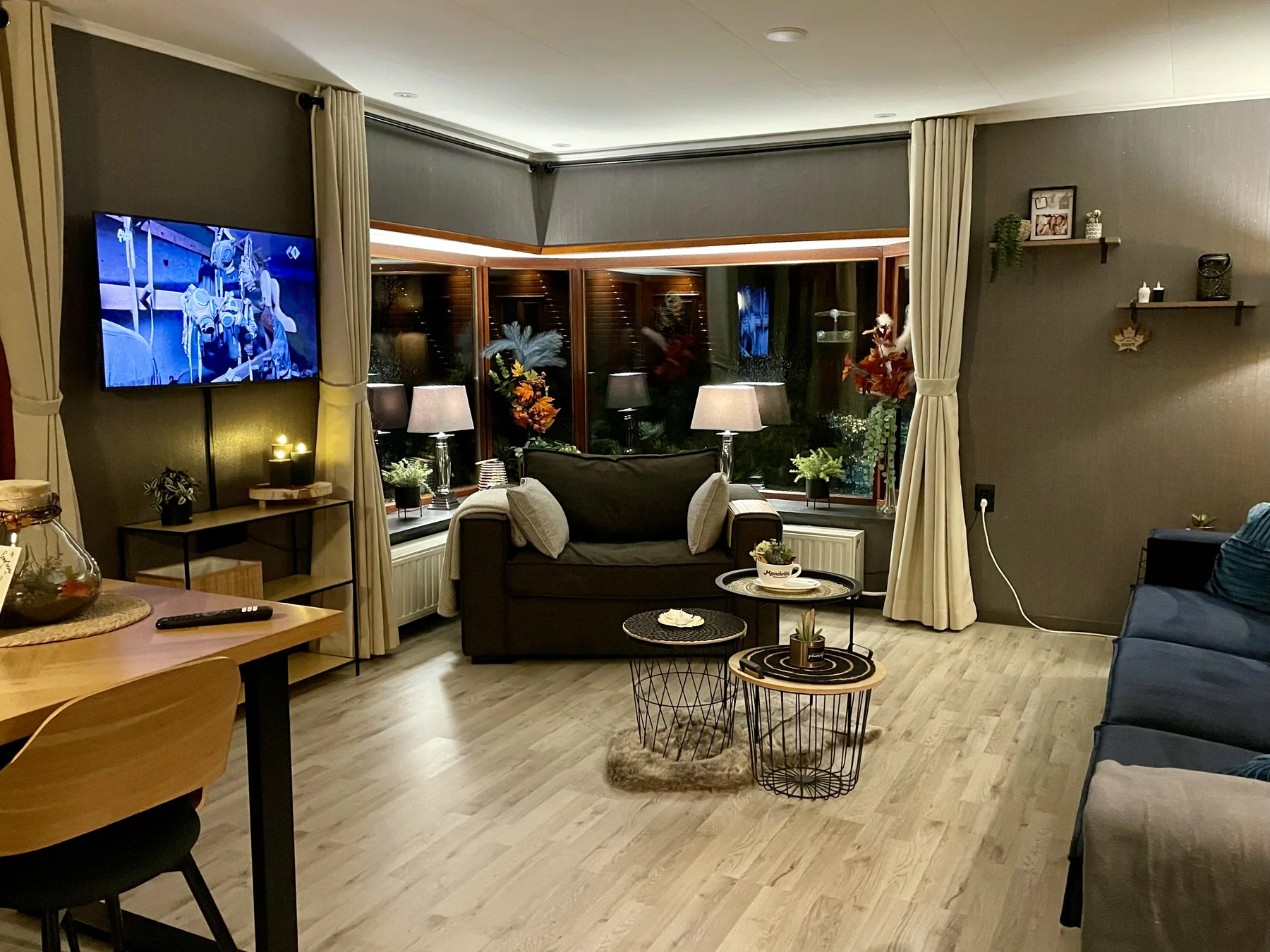Woonkamer van Ermerlodge in kerstsfeer
