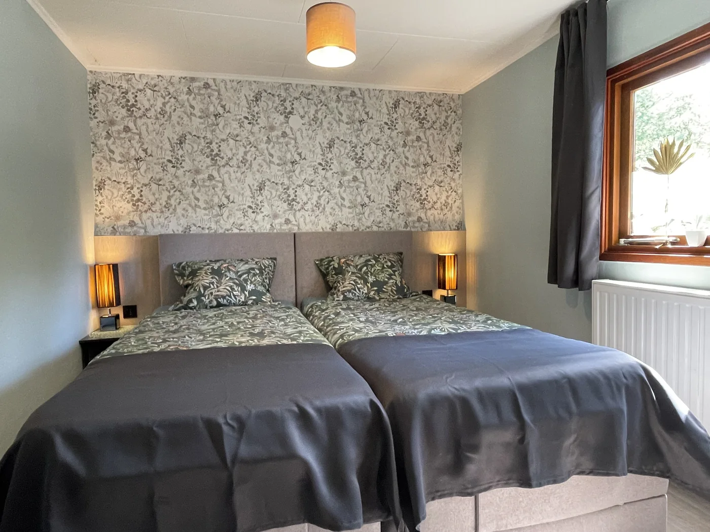 Kleine slaapkamer met twee bedden